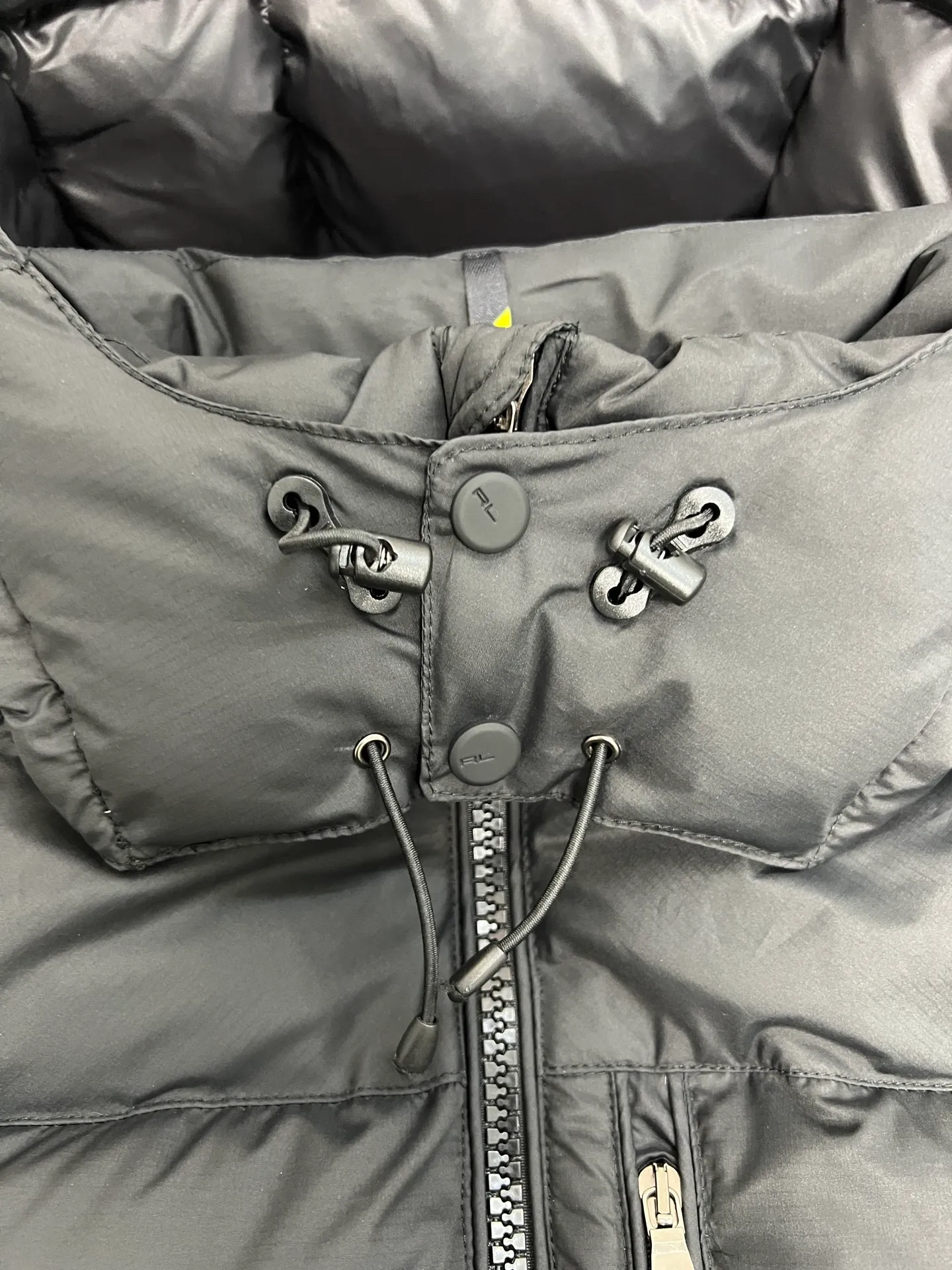 P860 Polo Ralph Lauren 2025 pony embroidered glossy half-turtle collar down jacket. Neat tailoring creates a smart posture, returning to the bustling city. Filled with white duck down. It is warm and comfortable without being bulky. It does not lose its personality and looks low-key. Original customized fabric with a certain sense of color. Color: glossy black, matte black, dark blue. Size: S M L XL XXL